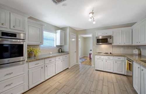 Navasota Other | Charming 2-bedroom farmhouse in gorgeous Waller with WiFi, AC