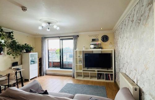 Brooklands Apartment | Charming 2 Bedroom Flat with Urban Views