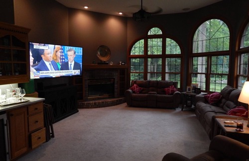 Jamaica Bay House | Charming 2-bedroom home with air-conditioned lanai and two car carport,