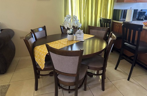 Portmore House | Charming 2-bedroom house with WiFi, AC in Phoenix Park Portmore.