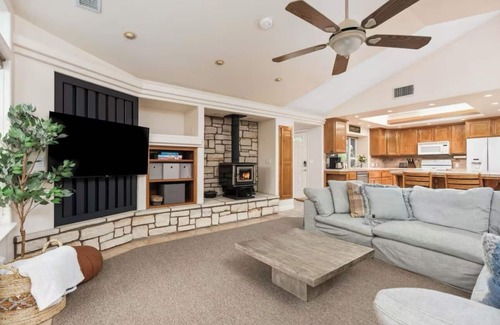Midpines House | Charming 2-bedroom house with WiFi, AC, EV charger NEAR Yosemite