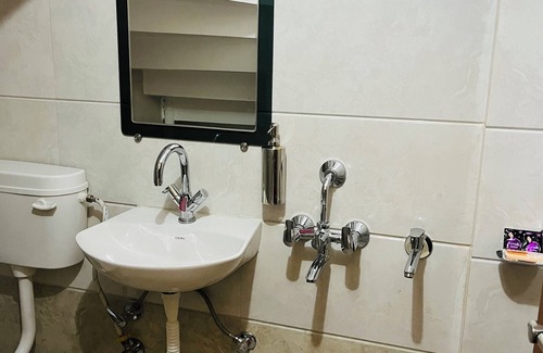 Hazratganj House | Charming 2-bedroom house with WiFi, AC in Lucknow