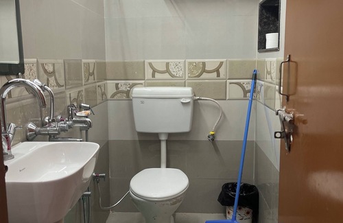 Hazratganj House | Charming 2-bedroom house with WiFi, AC in Lucknow