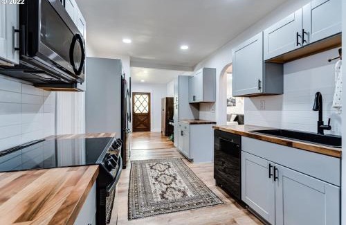 Downtown Eugene House | Charming 2 bedroom house 1 mile from U of O