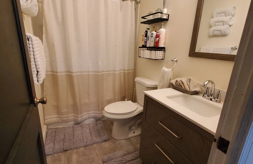 Auburn House | Charming 2-bedroom house in Auburn with AC