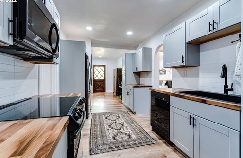 West Eugene House | Charming 2 bedroom house, 1 mile from U of O and 7 minute walk to DT Eugene.
