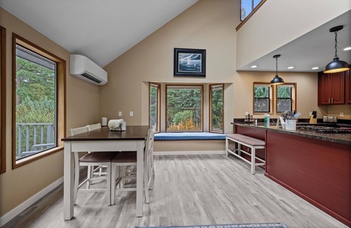 South Colby House | Charming 2-bedroom house on Vashon with a private yard and easy access to town