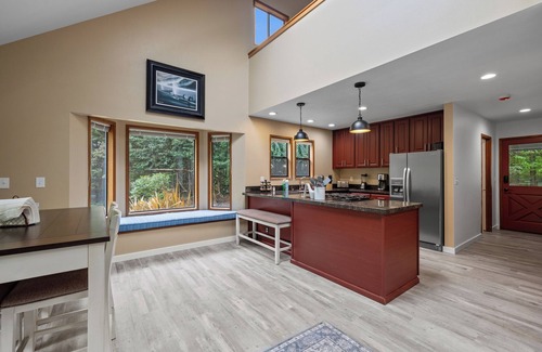 South Colby House | Charming 2-bedroom house on Vashon with a private yard and easy access to town