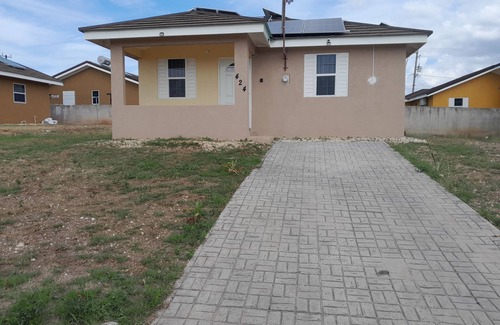 Old Harbour House | Charming 2-bedroom house in Old Harbour with AC, fitness room. C & J"s Vacation