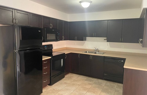 Oakville House | Charming 2-bedroom townhome with AC and WiFi in Oakville