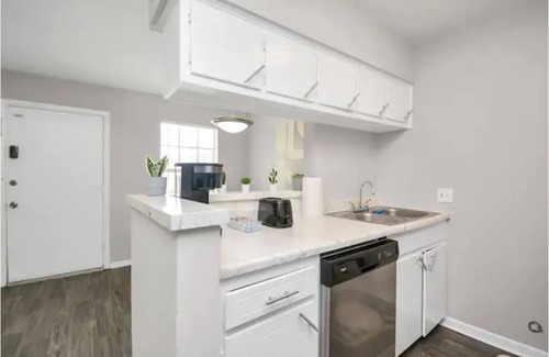 Webster Apartment | Charming 2-Bedroom unit with a Pool, Work Desk & Free Wi-Fi