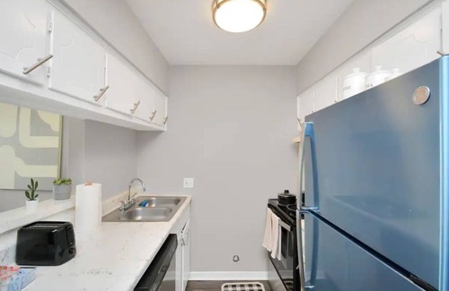 Webster Apartment | Charming 2-Bedroom unit with a Pool, Work Desk & Free Wi-Fi