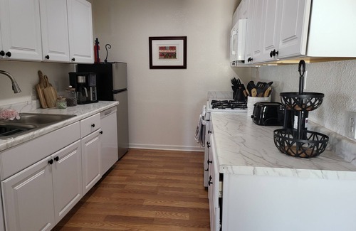 Apple Valley Apartment | Charming 2-bedroom apartment in delightful Apple Valley with AC, WiFi
