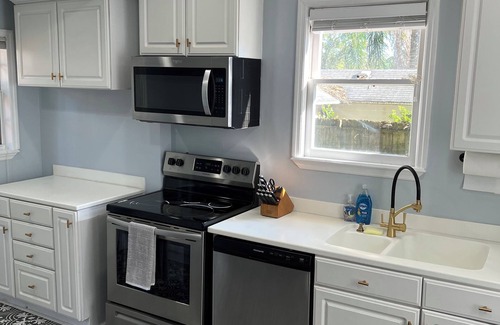 Fairfax House | Charming 2-bedroom house 2 Porches, WiFi, AC & Firepit in Historic Neighborhood