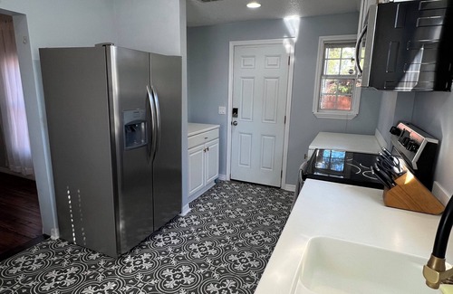 Fairfax House | Charming 2-bedroom house 2 Porches, WiFi, AC & Firepit in Historic Neighborhood