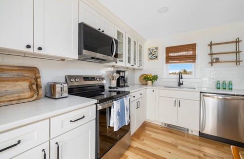 Point Judith House | Charming 2-bedroom in delightful Narragansett with WiFi, AC. Walk to beach!