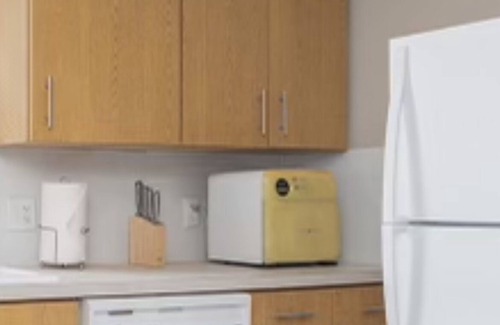 Brookline Station Apartment | Charming 2-bedroom apartment with AC, WiFi in delightful Springfield