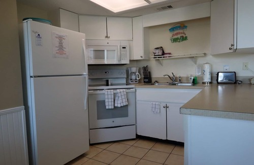 Savannah Beach Condo | Charming 2 bedroom 2 bath condo, sleeps 6 with WiFi, AC on wonderful Tybee Isl.