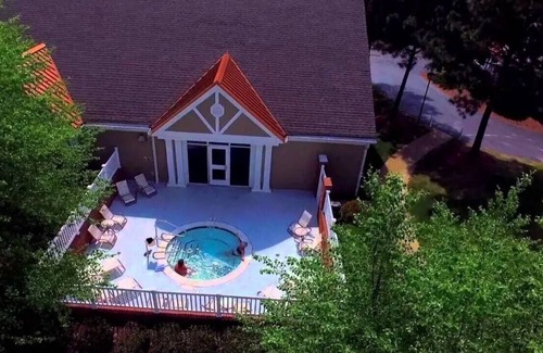 Lackey Cottage | Charming 2 bedroom Cottage in Williamsburg with WiFi, AC, fitness room