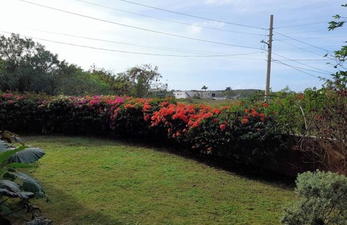 Silver Sands Villa | Charming 2-bedroom villa in amazing Duncan Bay. Quick walk to the beach.
