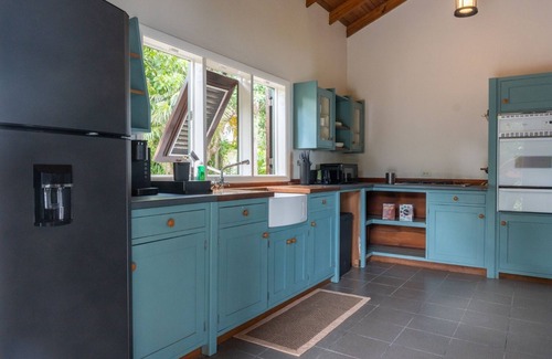 Pares House | Charming 2-bedroom villa with AC, WiFi in secluded area