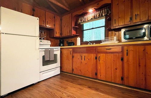Reeders Cabin | Charming 2 BR Log Cabin in the Poconos