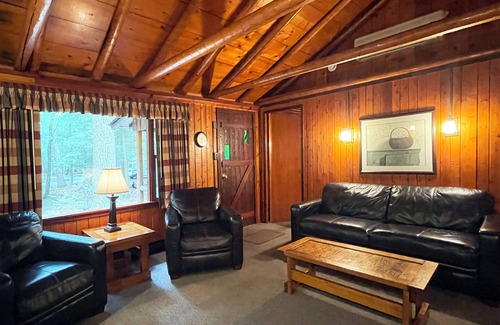 Reeders Cabin | Charming 2 BR Log Cabin in the Poconos