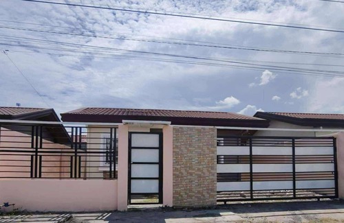 General Santos House | Charming 2-bedroom bungalow with WiFi, AC in awesome General Santos City