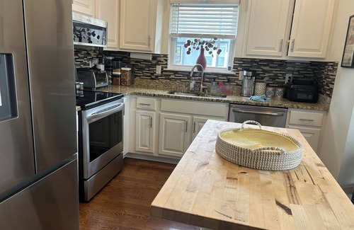 Lenexa House | Charming 2B/1Bth One Level TH -1 mile from I35-15 min. to Dntn KCMO.