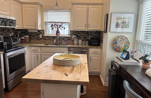 Lenexa House | Charming 2B/1Bth One Level TH -1 mile from I35-15 min. to Dntn KCMO.