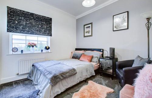 Waltham Abbey Apartment | Charming 2br Flat In The Heart Of Waltham Abbey