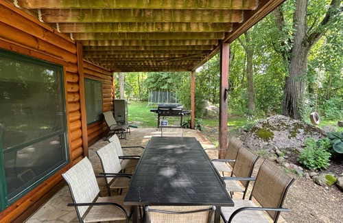 Ogdensburg Cabin | Charming 3,800 sq feet log house in Waupaca County.