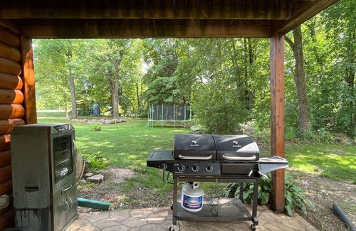 Ogdensburg Cabin | Charming 3,800 sq feet log house in Waupaca County.