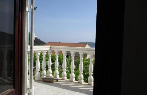 Podmaine Apartment | Charming 3-Bed Apartment in Budva with Garden and Ocean Views