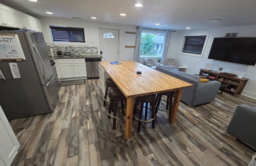 Dowling House | Charming 3 bed Lake house in wonderful Dowling with AC, WiFi, dock, and Kayaks.