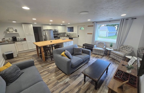 Dowling House | Charming 3 bed Lake house in wonderful Dowling with AC, WiFi, dock, and Kayaks.
