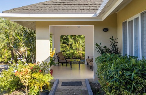 St. Ann's Bay House | Charming 3-bedroom house with WiFi, pool, gym and private beach in St. Ann