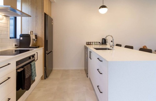 Edgeware House | Charming 3 Bedroom Escape with Carpark