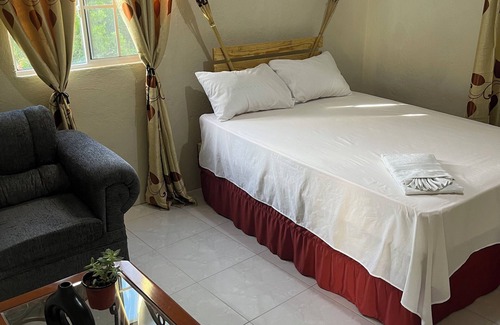 Gordon Town Bed & Breakfast | Charming 3-bedroom B&B with AC, WiFi in St Andrew, Jamaica