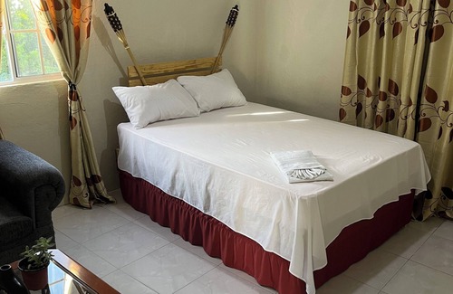 Gordon Town Bed & Breakfast | Charming 3-bedroom B&B with AC, WiFi in St Andrew, Jamaica