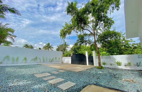 Amadeo House | Charming 3-bedroom bungalow with AC, WiFi and bonfire in enjoyable Amadeo