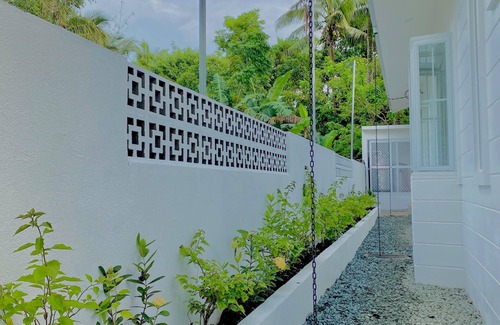 Amadeo House | Charming 3-bedroom bungalow with AC, WiFi and bonfire in enjoyable Amadeo