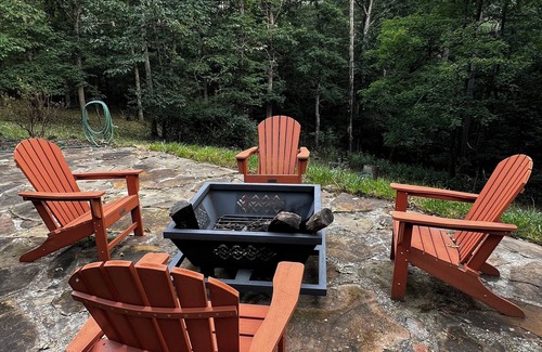 Mathias Cabin | Charming 3-bedroom cabin in marvelous Mathias with AC, WiFi