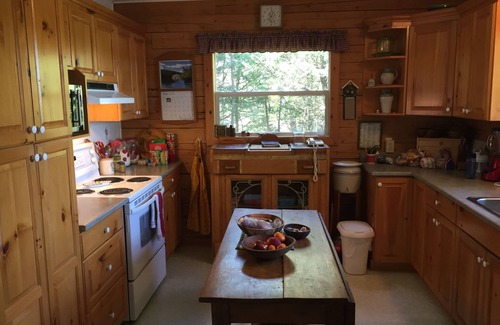 Arden Cottage | Charming 3-bedroom cottage/home overlooking Big Gull Lake in Central Frontenac