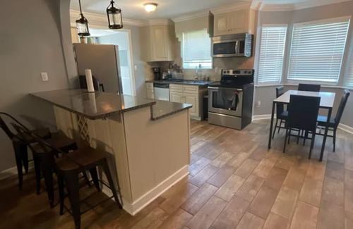 New Castle House | Charming 3-bedroom house with WiFi and AC in Birmingham