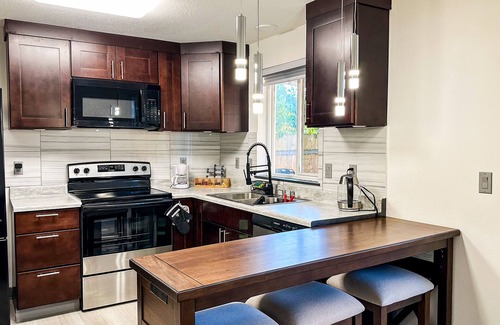 Orchards House | Charming 3- bedroom house with WiFi and AC in delightful Vancouver