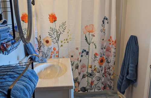 Sunbury House | Charming 3-bedroom house in serene Sunbury with AC, WiFi