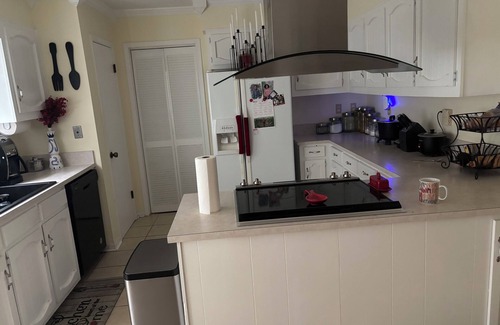 Saint Elmo House | Charming 3-bedroom house with AC, WiFi Mobile