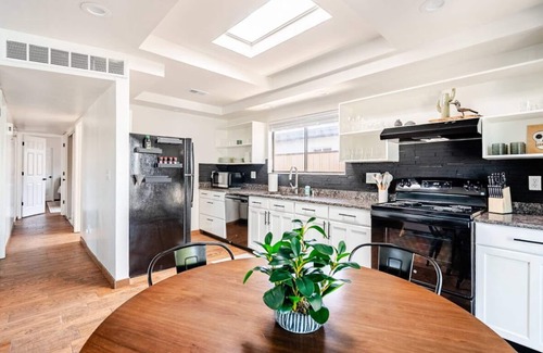 Campus Farm House | Charming 3-bedroom house in Central location/UofA bike path on Mountain