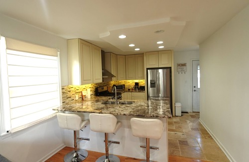 Des Plaines House | Charming 3-bedroom house with AC and WiFi in serene Des Plaines near O’Hare